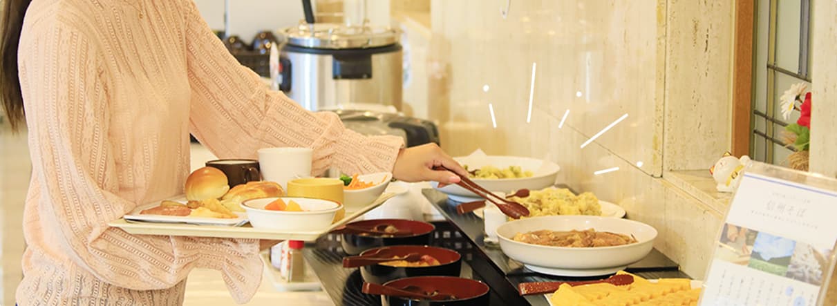 Image: Person choosing dishes at the breakfast buffet